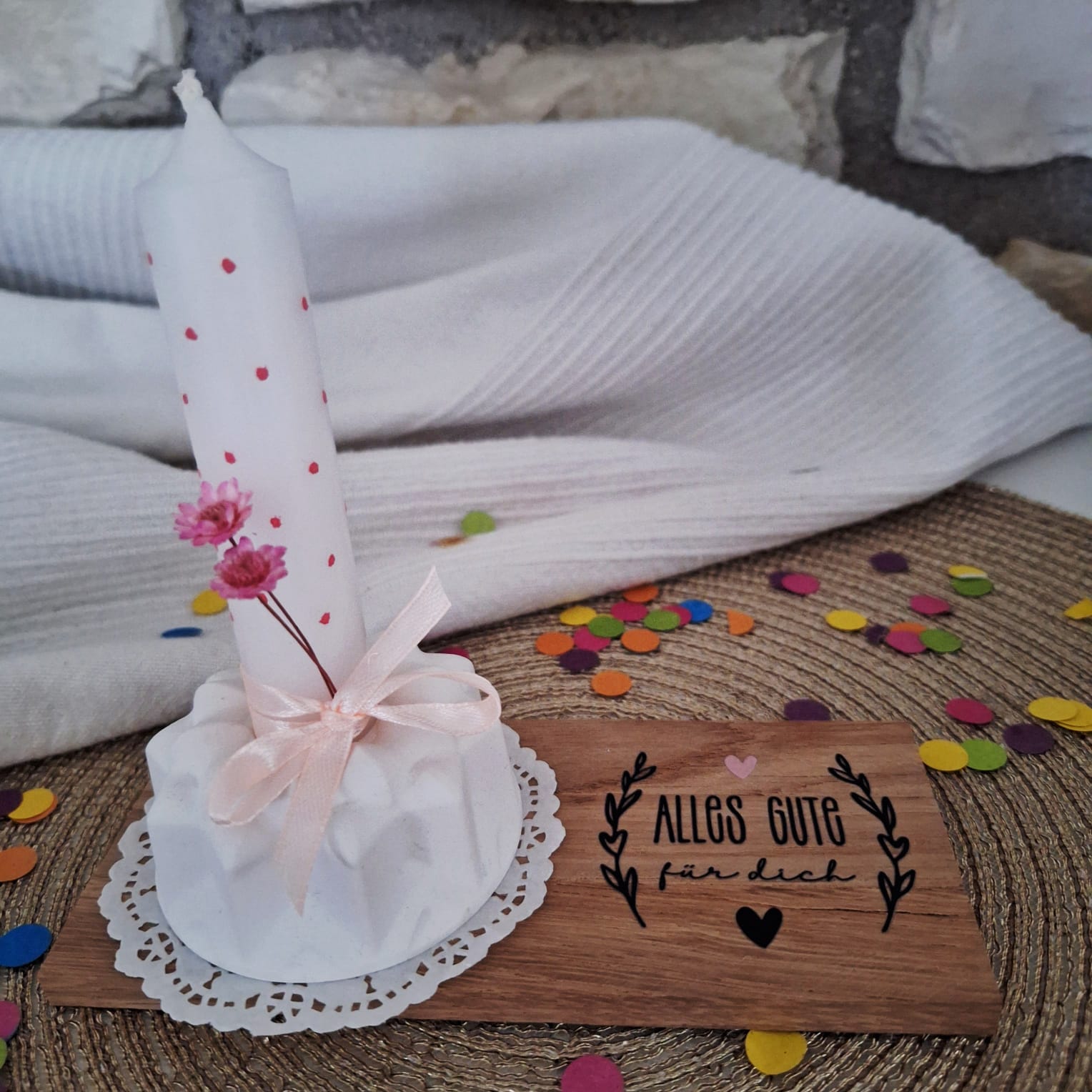 Rub On Aufkleber Geburtstag Happy birthday Alles Gute A5 Warum du unsere Rub-Ons lieben wirst:  ✔ Randloser Premium-Look   ✔ Besondere Haptik   ✔ Präzise Platzierung dank transparenter Trägerfolie  ✔ Wasser- und kratzfest // Hitze- und UV-beständig   ✔ Starke Haftung auf Glas, Keramik, Holz, Raysin u.v.m.  ✔ Langlebig und hochwertig verarbeitet  ✔ Auch gewerblich nutzbar – keine zusätzliche Lizenz nötig