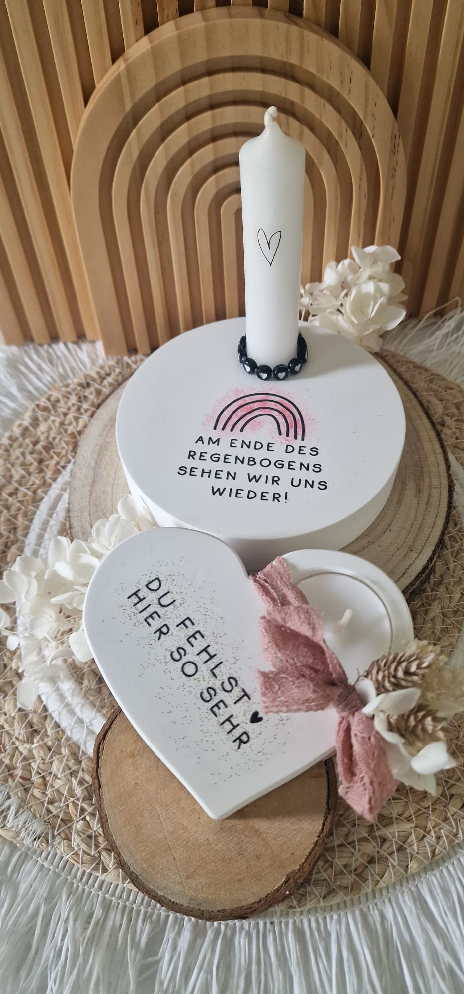 Rub On Aufkleber Trauer 2 Gedenk Licht A5 Warum du unsere Rub-Ons lieben wirst:  ✔ Randloser Premium-Look   ✔ Besondere Haptik   ✔ Präzise Platzierung dank transparenter Trägerfolie  ✔ Wasser- und kratzfest // Hitze- und UV-beständig   ✔ Starke Haftung auf Glas, Keramik, Holz, Raysin u.v.m.  ✔ Langlebig und hochwertig verarbeitet  ✔ Auch gewerblich nutzbar – keine zusätzliche Lizenz nötig