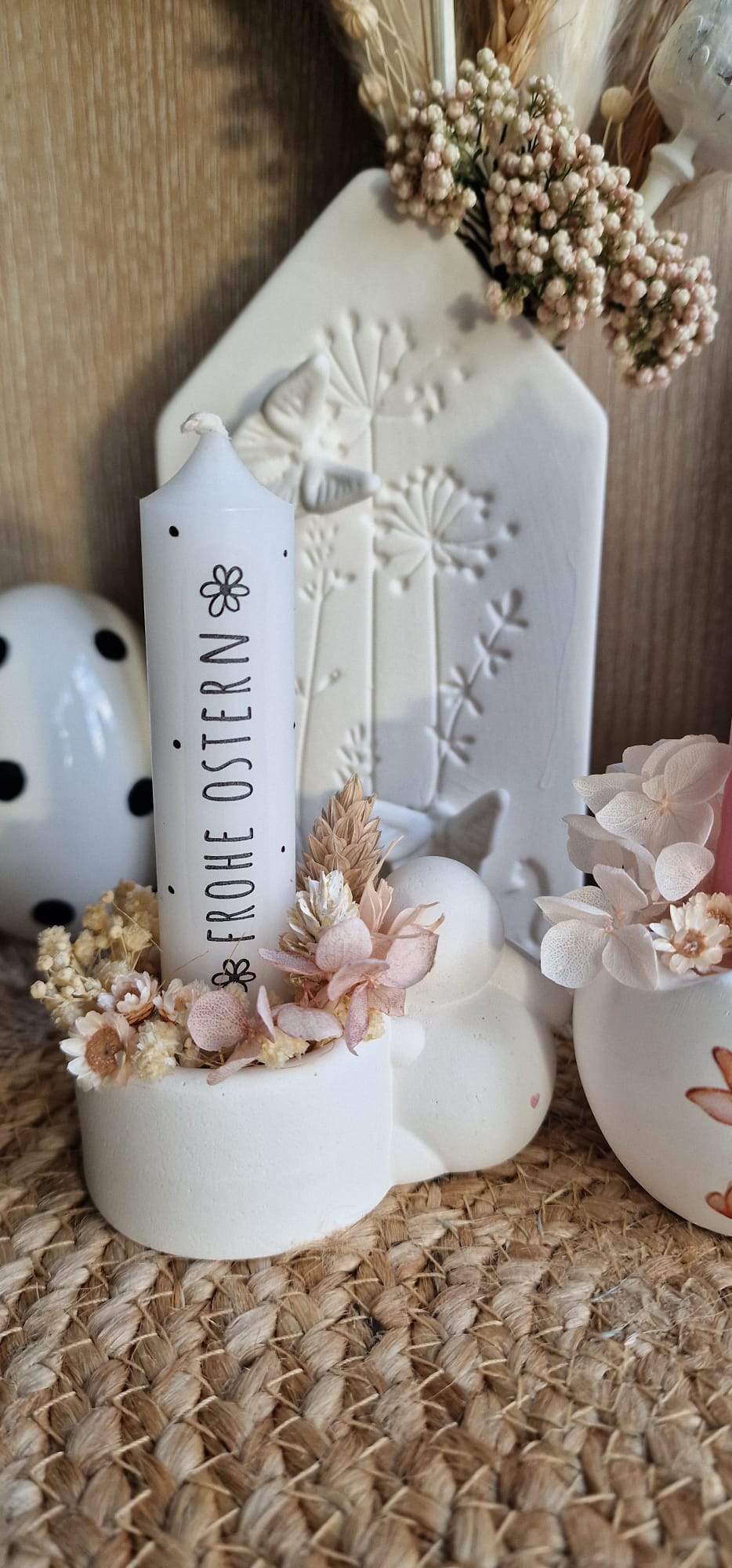 Kerzenfolie Ostern kurze Stabkerzen Warum du unsere Kerzenfolie lieben wirst:  ✔ Edle Premium-Folie mit hochwertiger Optik  ✔ Speziell für Kerzen entwickelt   ✔ Aktivierung des Klebers ganz einfach mit Wasser   ✔ Wischfest und langlebig bei sorgfältiger Verarbeitung  ✔ Besonders elastisch – passt sich Kerzenoberfläche optimal an  ✔ Gewerblich nutzbar – keine zusätzliche Lizenz nötig