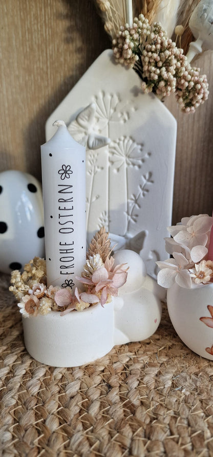Kerzenfolie Ostern kurze Stabkerzen Warum du unsere Kerzenfolie lieben wirst:  ✔ Edle Premium-Folie mit hochwertiger Optik  ✔ Speziell für Kerzen entwickelt   ✔ Aktivierung des Klebers ganz einfach mit Wasser   ✔ Wischfest und langlebig bei sorgfältiger Verarbeitung  ✔ Besonders elastisch – passt sich Kerzenoberfläche optimal an  ✔ Gewerblich nutzbar – keine zusätzliche Lizenz nötig