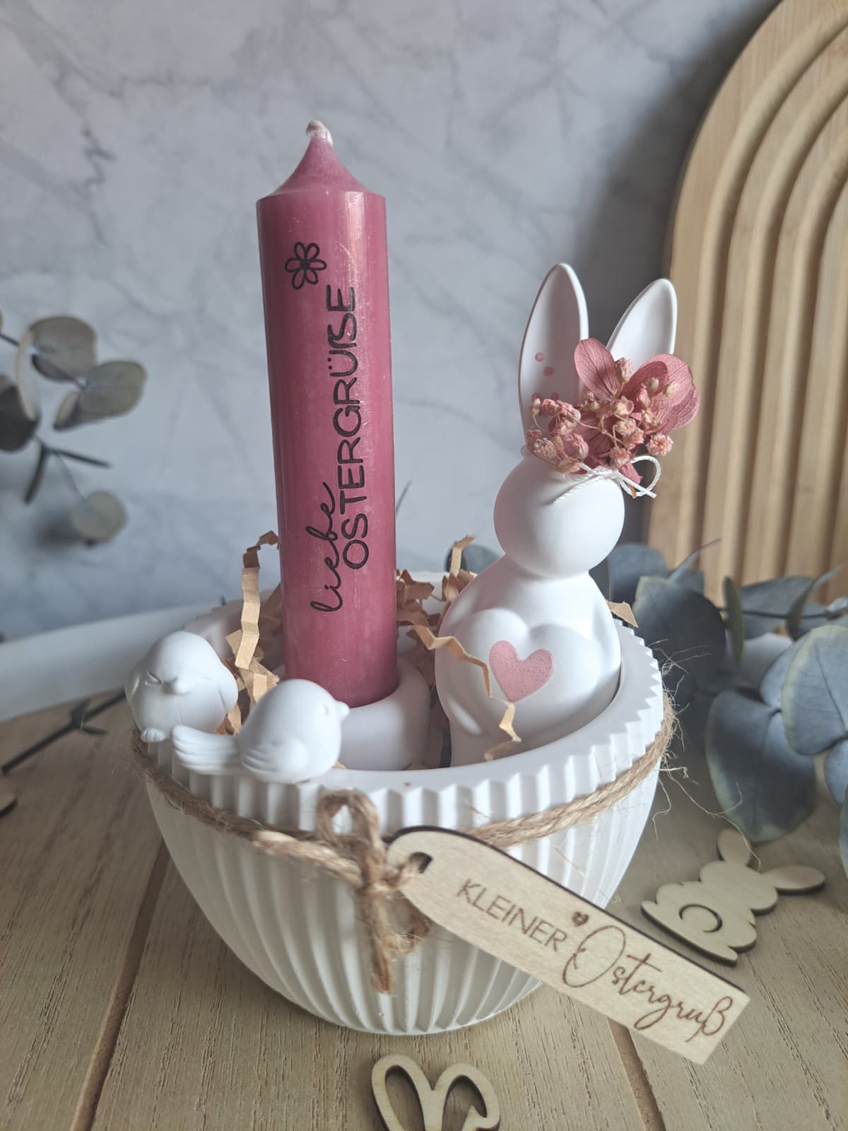 Kerzenfolie Ostern kurze Stabkerzen Warum du unsere Kerzenfolie lieben wirst:  ✔ Edle Premium-Folie mit hochwertiger Optik  ✔ Speziell für Kerzen entwickelt   ✔ Aktivierung des Klebers ganz einfach mit Wasser   ✔ Wischfest und langlebig bei sorgfältiger Verarbeitung  ✔ Besonders elastisch – passt sich Kerzenoberfläche optimal an  ✔ Gewerblich nutzbar – keine zusätzliche Lizenz nötig