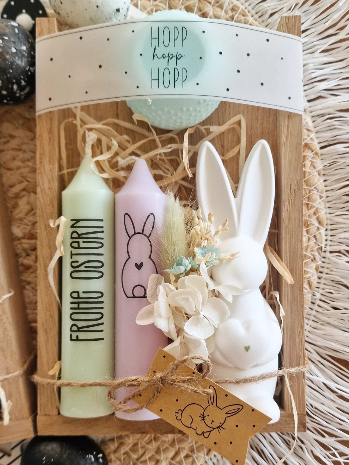 Kerzenfolie Ostern kurze Stabkerzen Warum du unsere Kerzenfolie lieben wirst:  ✔ Edle Premium-Folie mit hochwertiger Optik  ✔ Speziell für Kerzen entwickelt   ✔ Aktivierung des Klebers ganz einfach mit Wasser   ✔ Wischfest und langlebig bei sorgfältiger Verarbeitung  ✔ Besonders elastisch – passt sich Kerzenoberfläche optimal an  ✔ Gewerblich nutzbar – keine zusätzliche Lizenz nötig