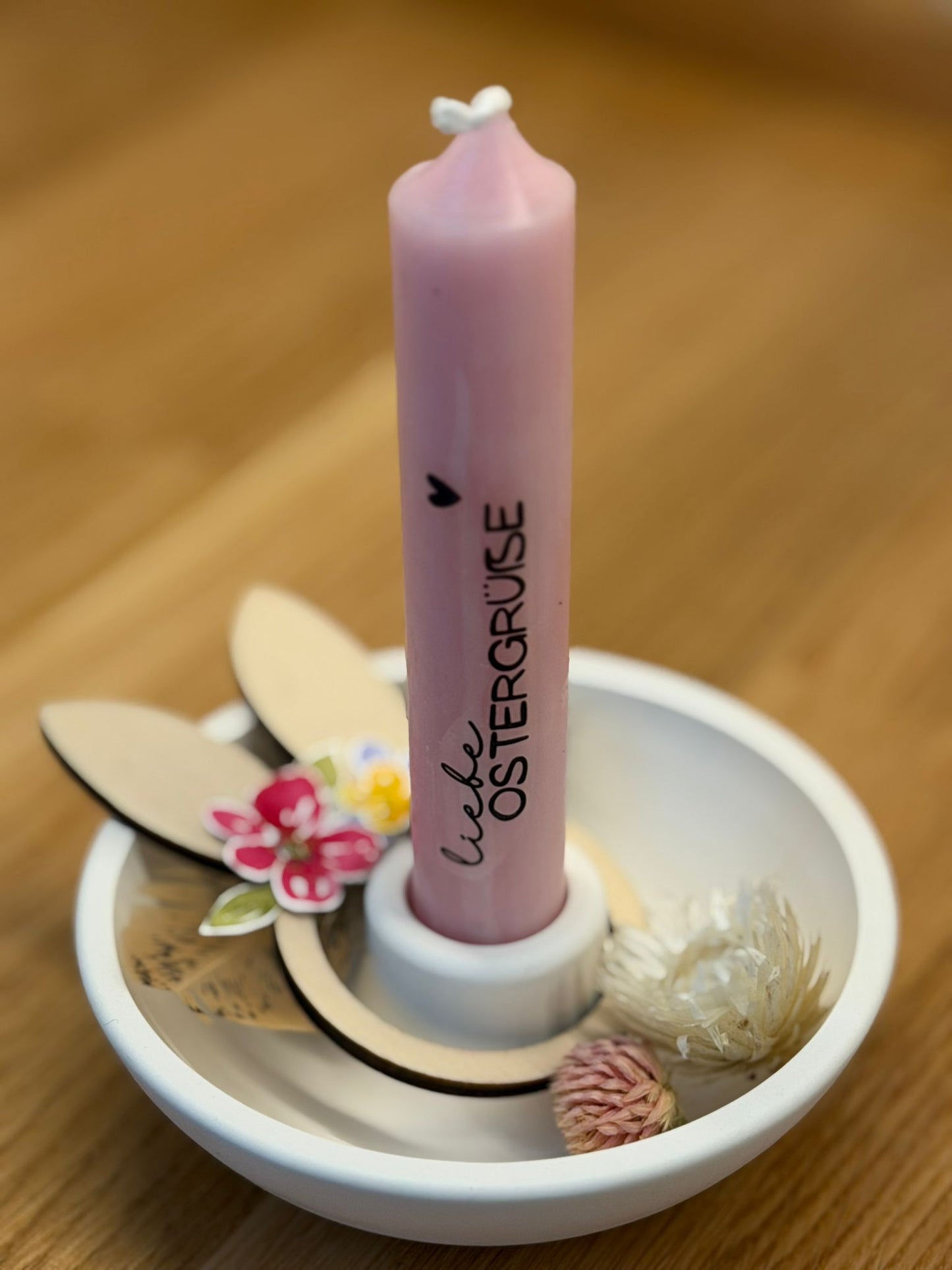 Kerzenfolie Ostern kurze Stabkerzen Warum du unsere Kerzenfolie lieben wirst:  ✔ Edle Premium-Folie mit hochwertiger Optik  ✔ Speziell für Kerzen entwickelt   ✔ Aktivierung des Klebers ganz einfach mit Wasser   ✔ Wischfest und langlebig bei sorgfältiger Verarbeitung  ✔ Besonders elastisch – passt sich Kerzenoberfläche optimal an  ✔ Gewerblich nutzbar – keine zusätzliche Lizenz nötig