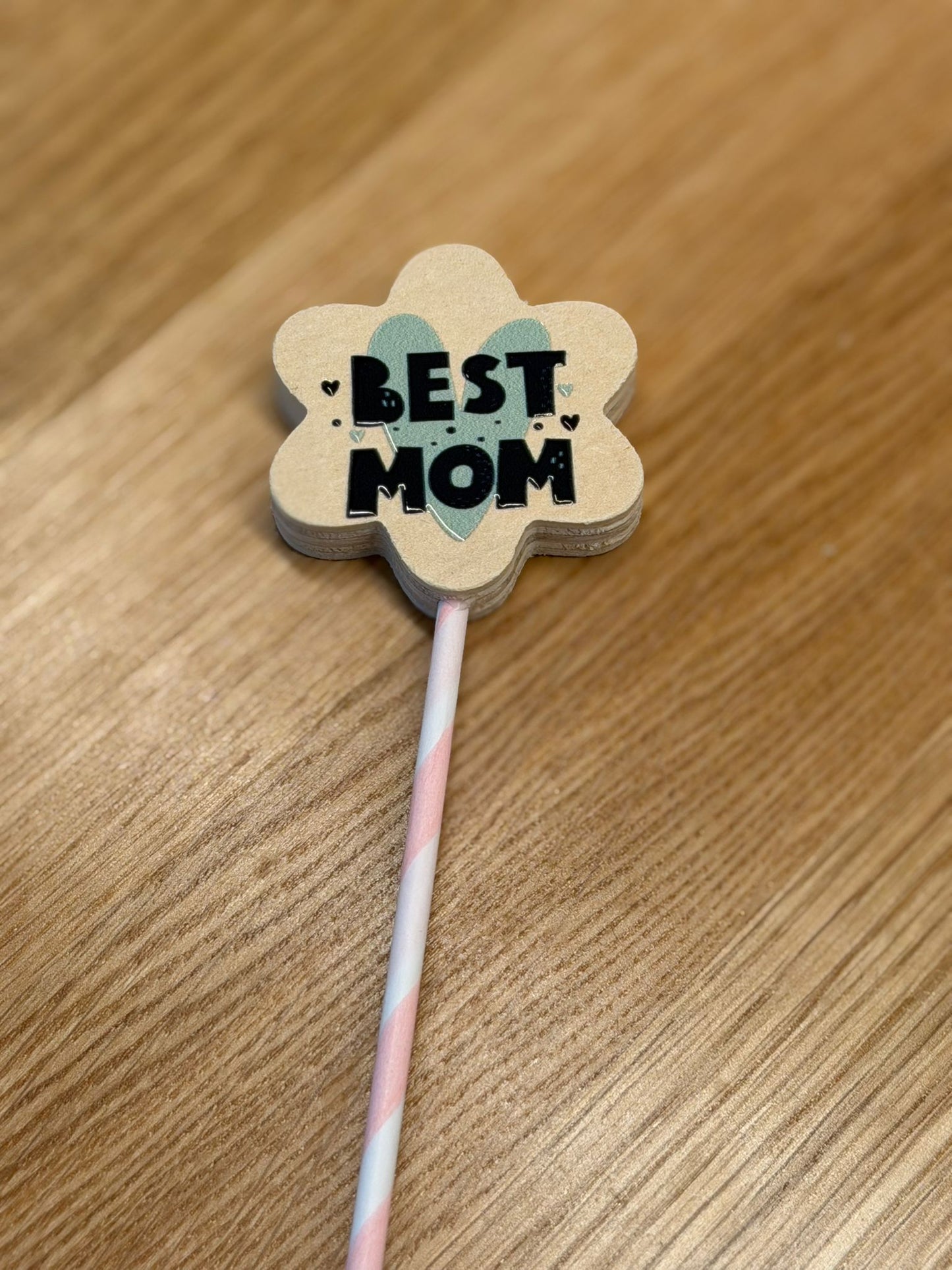 Rub On Aufkleber Muttertag A5 Warum du unsere Rub-Ons lieben wirst:  ✔ Randloser Premium-Look   ✔ Besondere Haptik   ✔ Präzise Platzierung dank transparenter Trägerfolie  ✔ Wasser- und kratzfest // Hitze- und UV-beständig   ✔ Starke Haftung auf Glas, Keramik, Holz, Raysin u.v.m.  ✔ Langlebig und hochwertig verarbeitet  ✔ Auch gewerblich nutzbar – keine zusätzliche Lizenz nötig