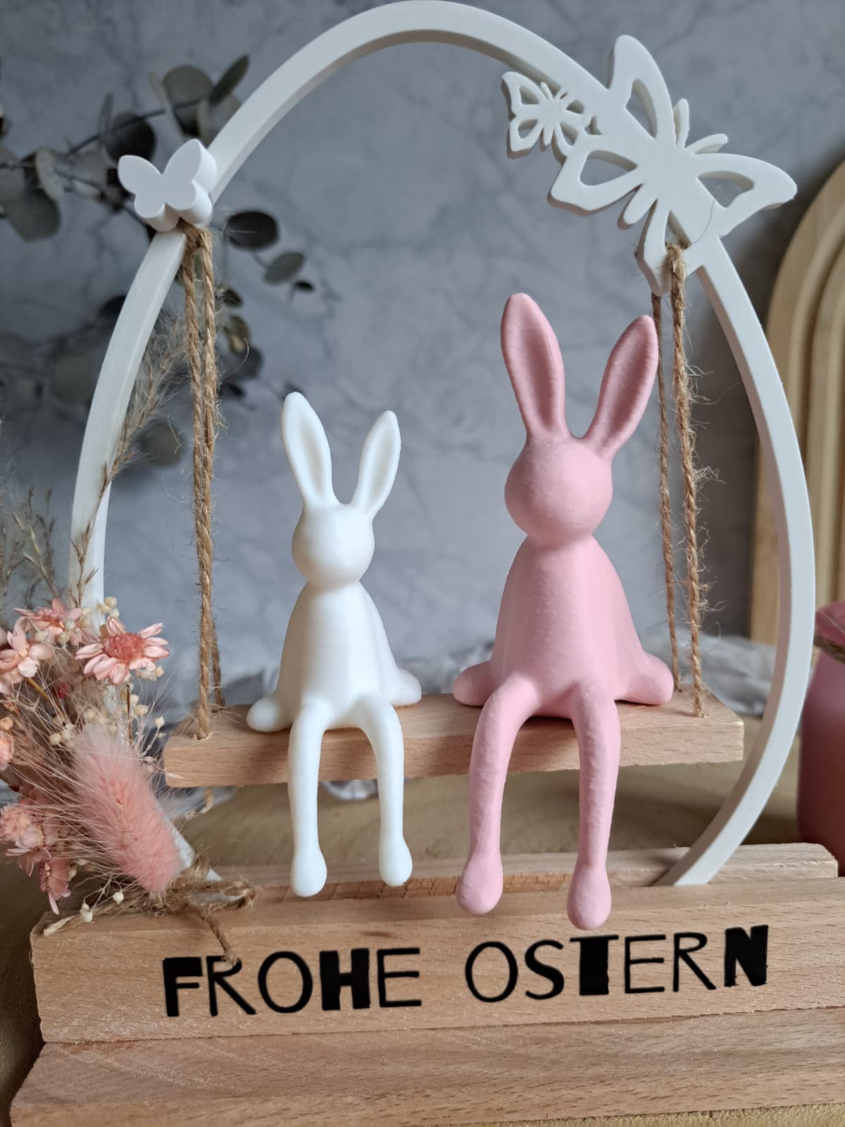 Rub On Aufkleber Schriftzüge Frohe Ostern 2.0 A5 Warum du unsere Rub-Ons lieben wirst:  ✔ Randloser Premium-Look   ✔ Besondere Haptik   ✔ Präzise Platzierung dank transparenter Trägerfolie  ✔ Wasser- und kratzfest // Hitze- und UV-beständig   ✔ Starke Haftung auf Glas, Keramik, Holz, Raysin u.v.m.  ✔ Langlebig und hochwertig verarbeitet  ✔ Auch gewerblich nutzbar – keine zusätzliche Lizenz nötig