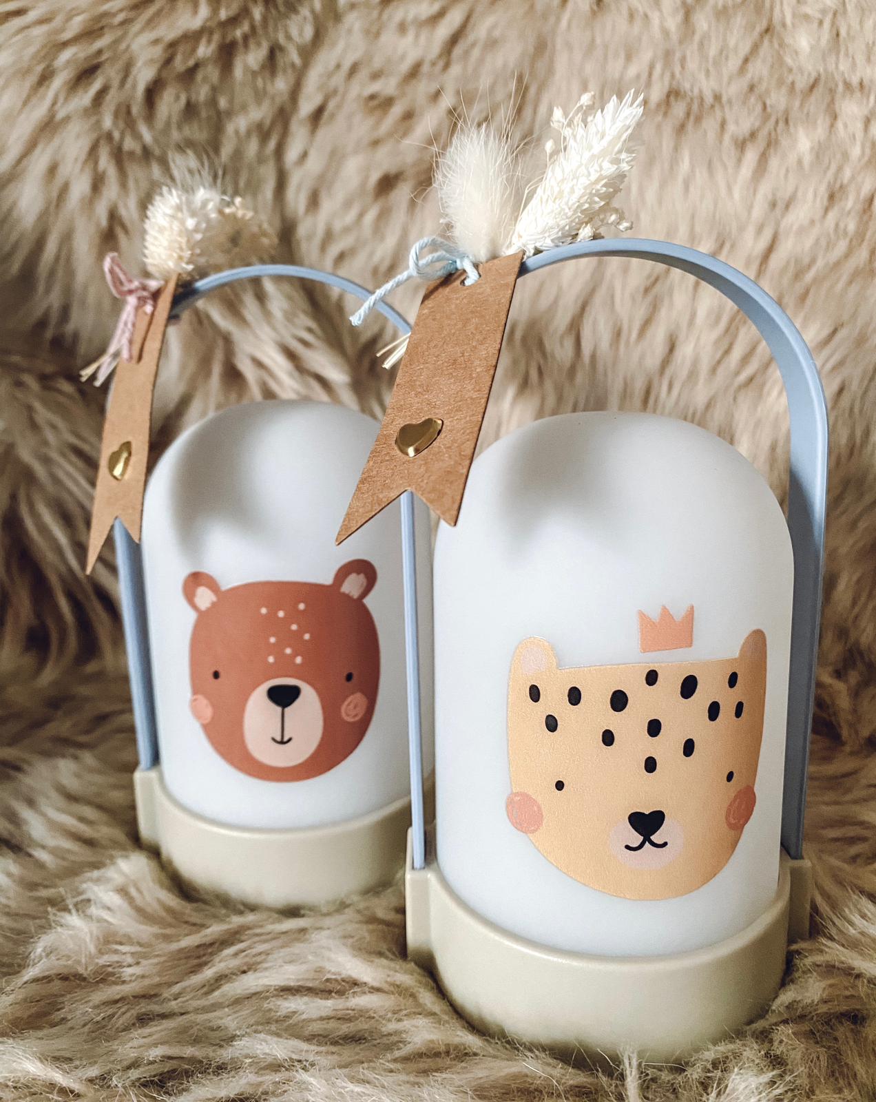 Rub On Aufkleber Tierköpfe A5 Warum du unsere Rub-Ons lieben wirst:  ✔ Randloser Premium-Look   ✔ Besondere Haptik   ✔ Präzise Platzierung dank transparenter Trägerfolie  ✔ Wasser- und kratzfest // Hitze- und UV-beständig   ✔ Starke Haftung auf Glas, Keramik, Holz, Raysin u.v.m.  ✔ Langlebig und hochwertig verarbeitet  ✔ Auch gewerblich nutzbar – keine zusätzliche Lizenz nötig