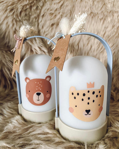 Rub On Aufkleber Tierköpfe A5 Warum du unsere Rub-Ons lieben wirst:  ✔ Randloser Premium-Look   ✔ Besondere Haptik   ✔ Präzise Platzierung dank transparenter Trägerfolie  ✔ Wasser- und kratzfest // Hitze- und UV-beständig   ✔ Starke Haftung auf Glas, Keramik, Holz, Raysin u.v.m.  ✔ Langlebig und hochwertig verarbeitet  ✔ Auch gewerblich nutzbar – keine zusätzliche Lizenz nötig