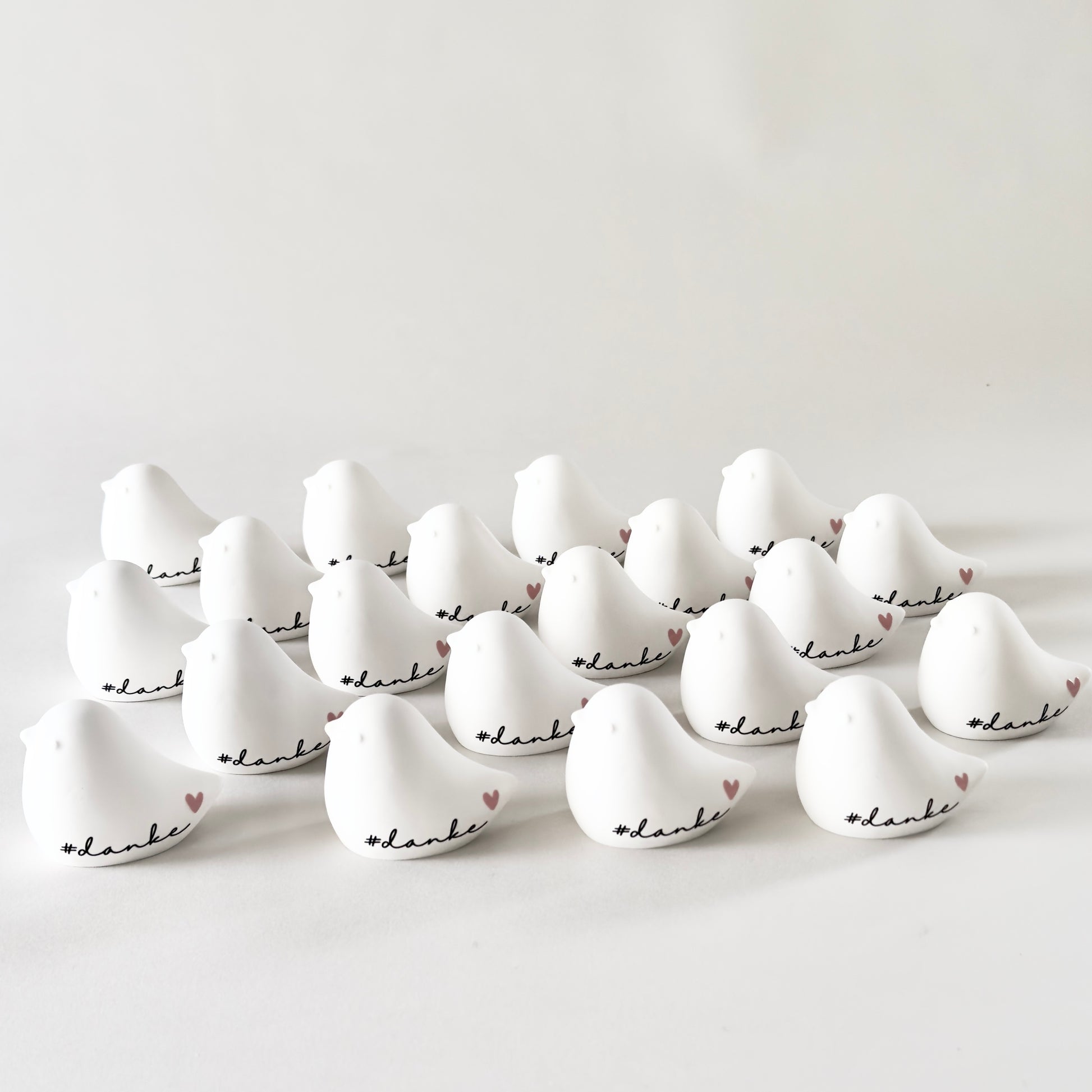 Rub On Aufkleber Danke A5 DIY Deko Warum du unsere Rub-Ons lieben wirst:  ✔ Randloser Premium-Look   ✔ Besondere Haptik   ✔ Präzise Platzierung dank transparenter Trägerfolie  ✔ Wasser- und kratzfest // Hitze- und UV-beständig   ✔ Starke Haftung auf Glas, Keramik, Holz, Raysin u.v.m.  ✔ Langlebig und hochwertig verarbeitet  ✔ Auch gewerblich nutzbar – keine zusätzliche Lizenz nötig