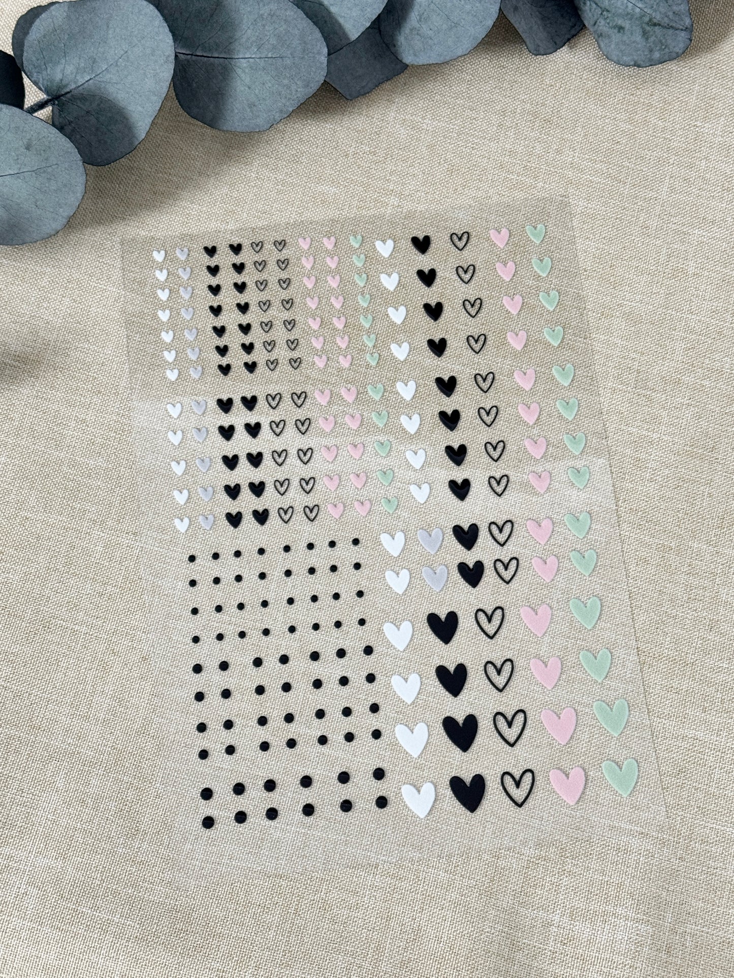 Rub On Aufkleber Herzen 2.0 A5 Warum du unsere Rub-Ons lieben wirst:  ✔ Randloser Premium-Look   ✔ Besondere Haptik   ✔ Präzise Platzierung dank transparenter Trägerfolie  ✔ Wasser- und kratzfest // Hitze- und UV-beständig   ✔ Starke Haftung auf Glas, Keramik, Holz, Raysin u.v.m.  ✔ Langlebig und hochwertig verarbeitet  ✔ Auch gewerblich nutzbar – keine zusätzliche Lizenz nötig