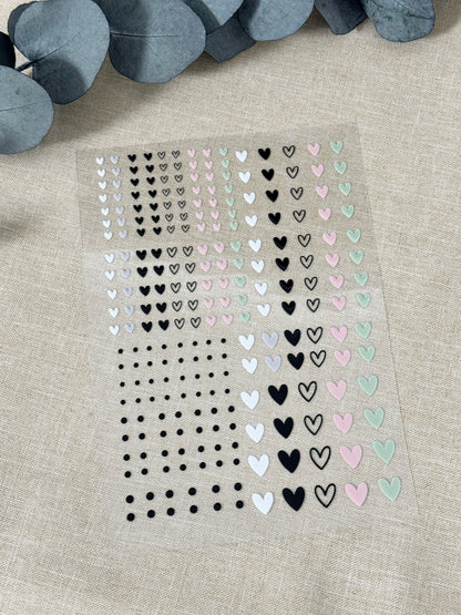 Rub On Aufkleber Herzen 2.0 A5 Warum du unsere Rub-Ons lieben wirst:  ✔ Randloser Premium-Look   ✔ Besondere Haptik   ✔ Präzise Platzierung dank transparenter Trägerfolie  ✔ Wasser- und kratzfest // Hitze- und UV-beständig   ✔ Starke Haftung auf Glas, Keramik, Holz, Raysin u.v.m.  ✔ Langlebig und hochwertig verarbeitet  ✔ Auch gewerblich nutzbar – keine zusätzliche Lizenz nötig