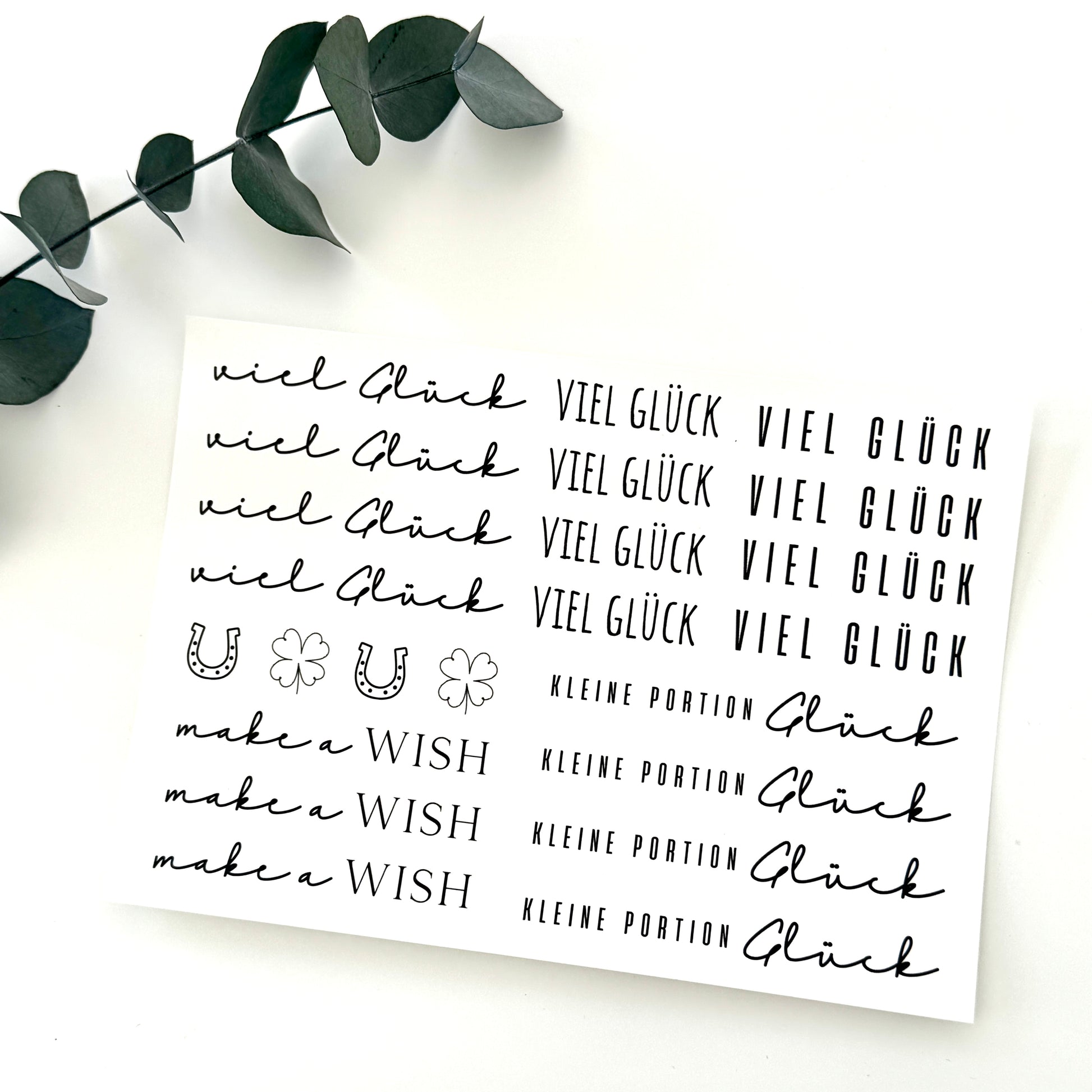 Kerzenfolie viel Glück für Kerzen Warum du unsere Kerzenfolie lieben wirst:  ✔ Edle Premium-Folie mit hochwertiger Optik  ✔ Speziell für Kerzen entwickelt   ✔ Aktivierung des Klebers ganz einfach mit Wasser   ✔ Wischfest und langlebig bei sorgfältiger Verarbeitung  ✔ Besonders elastisch – passt sich Kerzenoberfläche optimal an  ✔ Gewerblich nutzbar – keine zusätzliche Lizenz nötig