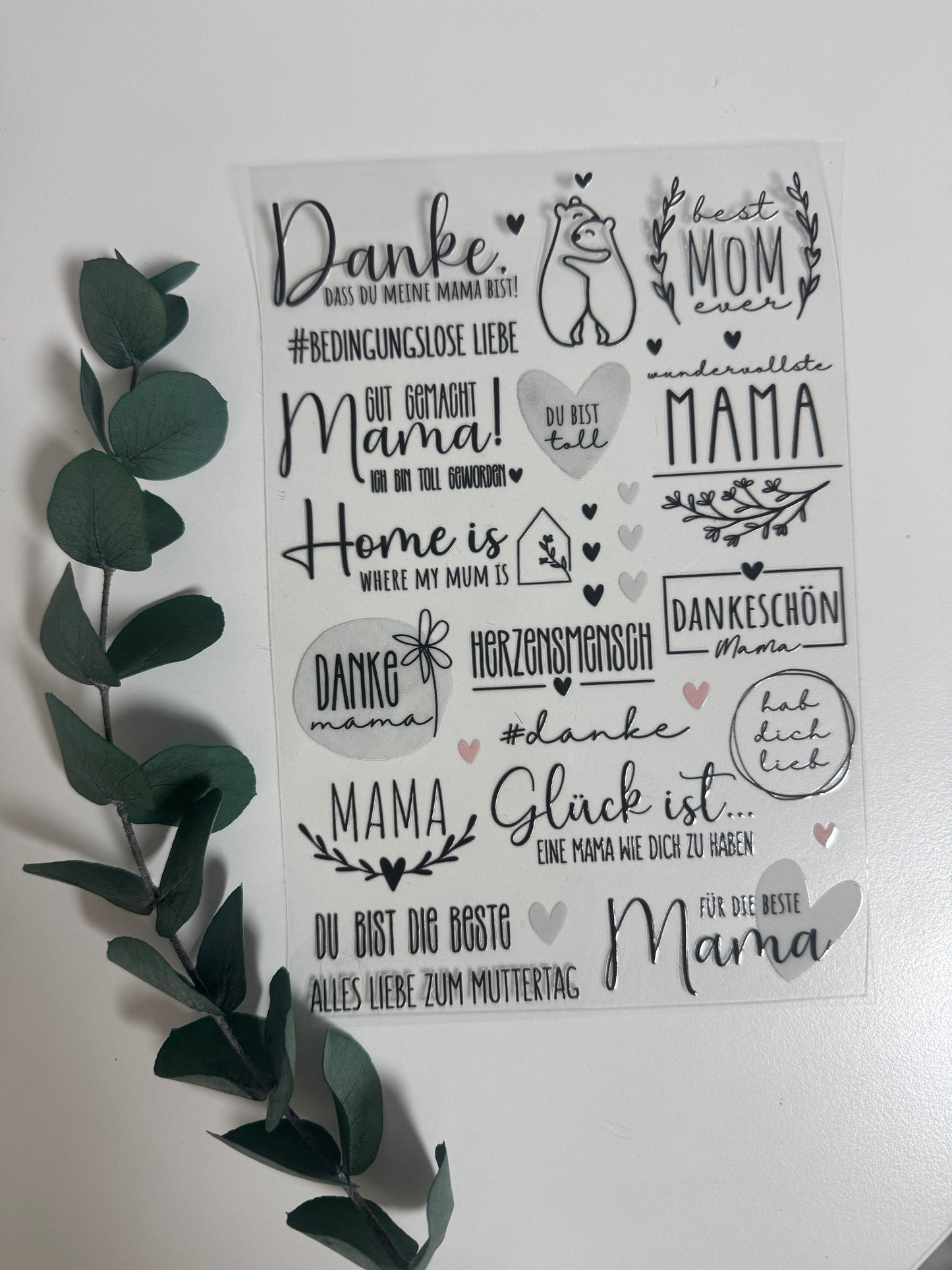 Rub On Aufkleber Muttertag 2 A5 Warum du unsere Rub-Ons lieben wirst:  ✔ Randloser Premium-Look   ✔ Besondere Haptik   ✔ Präzise Platzierung dank transparenter Trägerfolie  ✔ Wasser- und kratzfest // Hitze- und UV-beständig   ✔ Starke Haftung auf Glas, Keramik, Holz, Raysin u.v.m.  ✔ Langlebig und hochwertig verarbeitet  ✔ Auch gewerblich nutzbar – keine zusätzliche Lizenz nötig